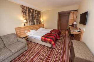Отель Hotel Warszawa Spa & Resort Августов Двухместный номер с 1 кроватью или 2 отдельными кроватями, вид на озеро-3